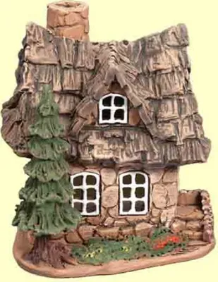 Gewürzhaus ist detailliert gestaltet, mit einem strohgedeckten Dach. Die Farben sind erdig und warm.