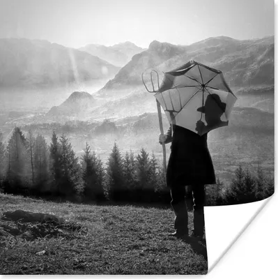 Produktbild von MuchoWow® Poster Landwirt mit Regenschirm in der Schweiz - schwarz und weiß 100x100 cm - Babyzimmer