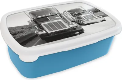 Produktbild von KitchenYeah® Lunchbox Brotzeit Brotdose 17x11 cm Lastwagen auf der Autobahn - schwarz und weiß Kinder Brotzeitdose - Lunch - Kunststoff  - Brotbüchse - Sandwichbox - Lunchbox für Kinder