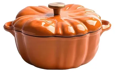 Image de Casserole en fonte avec couvercle, idéale pour cuisiner en convivialité