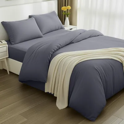 Imagen del producto de Juego de sábanas Utopia de 4 piezas: tejido de microfibra suave y cepillado. Incluye: funda de edredón (220x230 cm), sábana ajustable (150x200 cm) y dos fundas de almohada (50x75 cm), color gris