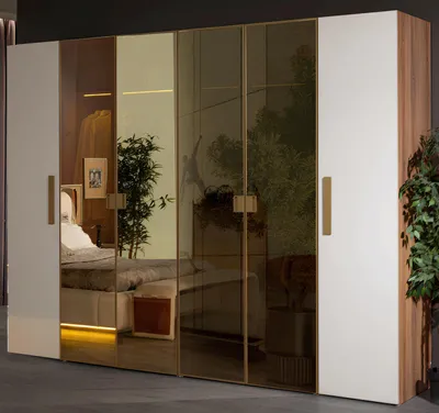 Productafbeelding van Een elegante, witte garderobe van hout voor uw slaapkamer