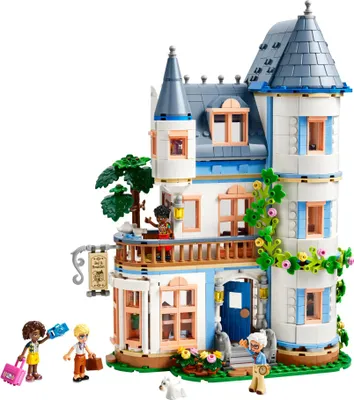 Imagen del producto de LEGO Friends: Pueblo con alojamiento vacacional, juego de hotel para niños y adolescentes a partir de 12 años, con 4 figuras, un perro y accesorios. Idea de regalo para niñas y niños. Número de producto: 42638