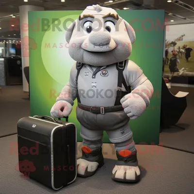 Immagine prodotto di Personaggio del costume della mascotte REDBROKOLY del computer grigio vestito con una maglietta da rugby e valigette