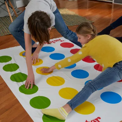 Produktbild von Hasbro Twister Gesellschaftsspiel Neue Version mit zusätzlichen Herausforderungen