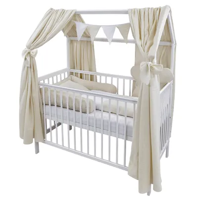 Produktbild von Baby-Delux Hausbett Kinderbett Gitterbett weiß 60x120 Beißschienen Matratze Bett Set Waffelpique Musselin Hell beige