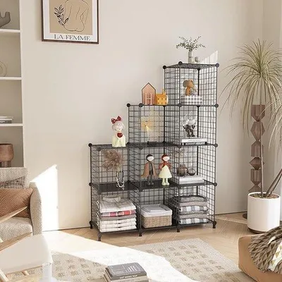Image de Étagère cubique Unyqoos® avec 9 compartiments (30 x 30 x 30 cm) – empilable, en métal à treillis avec portes, noire, montage sans outil, capacité de charge de 10 kg par compartiment