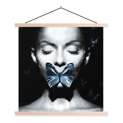 Produktbild von MuchoWow® Textilposter Frau - Schmetterling - Schwarz - Weiß 40x40 cm mit holzfarbenen Rahmen - Posterleiste