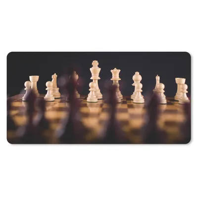 Produktbild von MuchoWow® Mauspad Mousepad Ein Schachspiel vor schwarzem Hintergrund 60x30 cm - Mousepads - Maus Mat - Pad - Mausunterlage - Nachhaltig