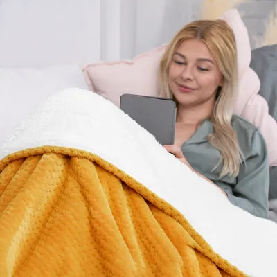 Produktbild von Wohndecke Kuscheldecke zarte Steppung Lammfelloptik  130 x 180 cm - Orange