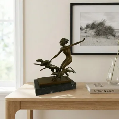 Produktbild von Bronze Skulptur Frau mit Windhunden, patiniert auf Marmorsockel, H.23 cm