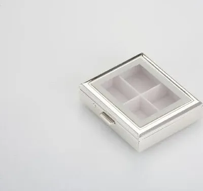 Produktbild von Pillendose 4-geteilt rechteckig mit Fenster 6,5 x 5,0 cm versilbert Anlaufgeschützt