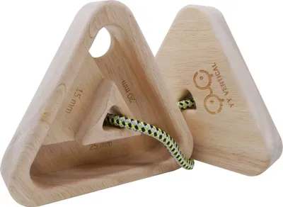 Produktfoto des "Triangle" von YY Vertical; aus Holz; dreieckige Form; mit einer Öffnung und einer Schnur; geeignet für Klettertraining.