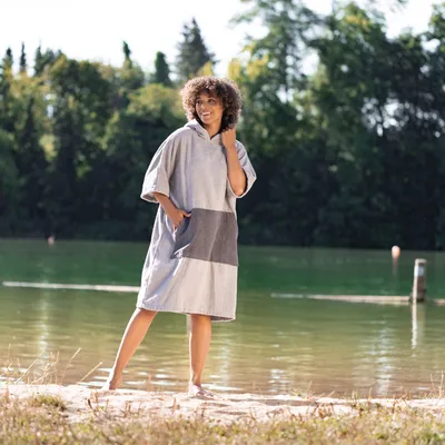 Produktbild von HOMELEVEL Badeponcho Damen und Herren - Surf Poncho aus 100% Baumwolle - Tuch für Erwachsene - Unisex Bademantel - Badetuch mit Kapuze