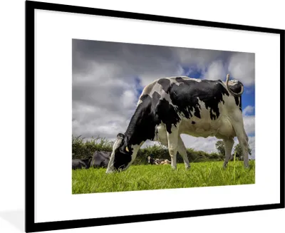 Produktbild von MuchoWow® Gerahmtes Poster Kuh - Gras - Schwanz - Tiere 90x60 cm - Poster mit Schwarzem Bilderrahmen Wandposter Rahmen Foto Bilder - Wanddekoration - Fotos