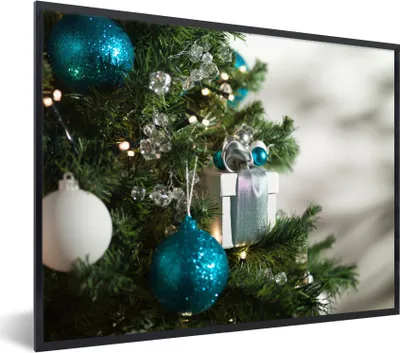 Produktbild von MuchoWow® Gerahmtes Poster Eine Nahaufnahme eines Weihnachtsbaums mit blauen und weißen Kugeln 40x30 cm - Poster mit Schwarzem Bilderrahmen Wandposter Rahmen Foto Bilder - Kunstposter - Wanddekorationen