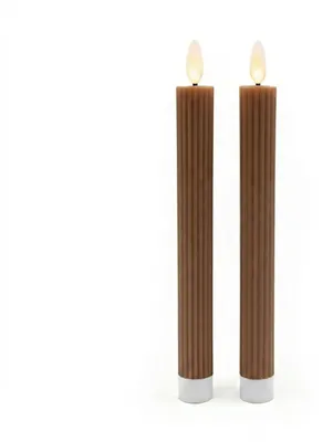 Obrázok produktu pre Relaxdays LED tyčové sviečky, sada 2 ks, V x H: 25 x 2 cm, blikajúci plameň, pravý vosk, drážkované, sviečky bez plameňa, farba: kávová