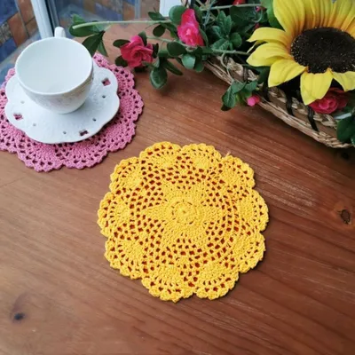 Produktbild von Handgewebte Makramee Tischsets - Rundes besticktes Deckchen als Untersetzer - Für Küche und Wohnzimmer - Helles Gelb - 2 Stück