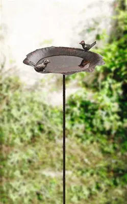 Produktbild von Vogeltränke "Piepmatz" aus Metall in Rost Optik, Gartenstecker mit 2 Vögelchen, Wasserstelle, Gartendeko, Dekostecker für Draußen