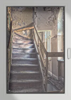 Produktbild von Wallario Lichtschutzbild, Dekorativer Sichtschutz Sonnenschutz 76 x 115 cm mit Motiv: Treppe in einem alten Haus - Verdunklung ohne Bohren