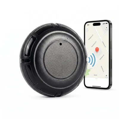 Oneproduct magnetische GPS tracker naast smartphone met locatiekaart