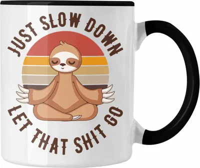 Produktbild von Trendation - Lustiger Spruch Yoga Geschenke Geschenkidee Faultier Lustige Sprüche Kaffeetasse für Frauen Lustig (Schwarz)
