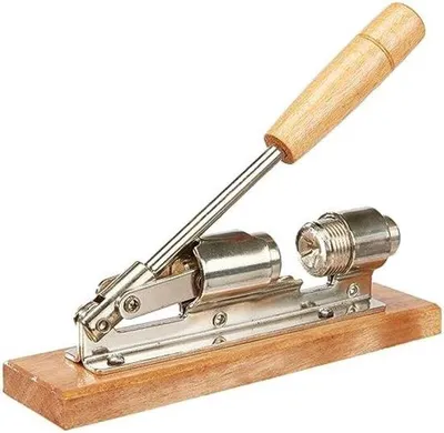 Image de Casse-noix en acier inoxydable avec support en bois - Un ustensile de cuisine pratique