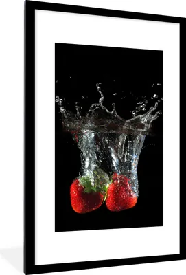 Produktbild von MuchoWow® Gerahmtes Poster Erdbeeren - Obst - Wasser - Schwarz - Rot 60x90 cm - Poster mit Schwarzem Bilderrahmen Wandposter Rahmen Foto Bilder - Dekoration - Wandposter Wohnzimmer - Hochwertig