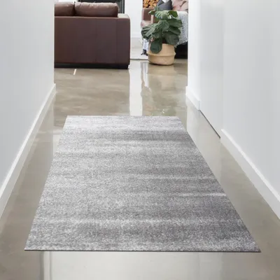 Productafbeelding van Donkergrijs vloerkleed voor gastenverblijf | zacht en pluizig | kleur: zilver | afmetingen: 60x110 cm