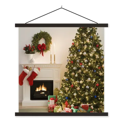 Produktbild von MuchoWow® Textilposter Ein Weihnachtsbaum mit Geschenken neben einem Kamin 60x60 cm mit schwarzem Rahmen - Posteraufhänger
