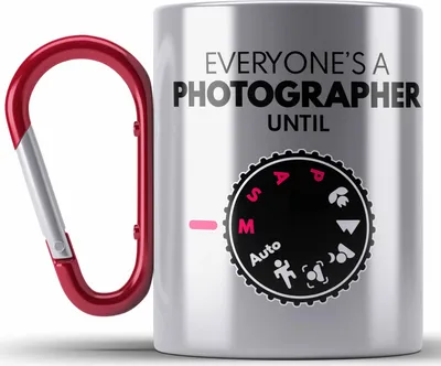 Produktbild von Trendation - Fotograf Edelstahl Tasse Karabiner Zubehör Lustig Fotografie Geschenk Fotografieren Karabiner Edelstahl Tasse Karabiner Edelstahl Geschenkideen Grafik Insider (Rot)