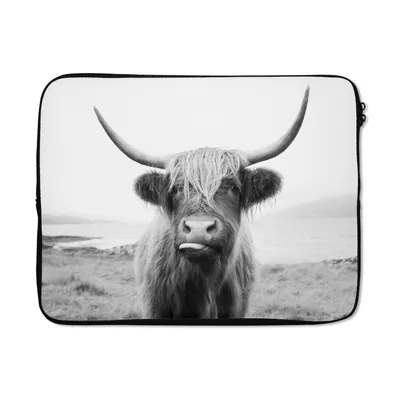 Produktbild von MuchoWow® Laptop Hülle 17 Zoll Laptoptasche Tiere - Schottischer Highlander - Kuh - Schwarz - Weiß - Zipper - Schutzabdeckung