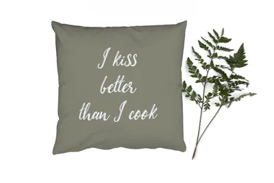 Produktbild von MuchoWow® Zierkissen Sofakissen Wohnzimmer Dekokissen 50x50 cm Sprichwörter - Ich küsse besser als ich koche - Zitate - Komfort - Sofakissen