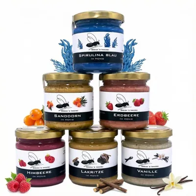 Produktbild von 6er Box – Honigsüßer Brotaufstrich direkt vom Imker mit Früchten & anderen Spezialitäten wie Lakritze, Vanille & Spirulina Blau - Gregas Imkerei