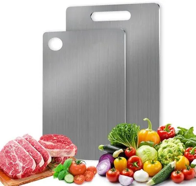 Productafbeelding van Ibenzoa® 2-delige set dubbelzijdige snijplanken van roestvrij staal en titanium – hygiënisch, corrosie- en roestbestendig, geschikt voor vlees, brood, fruit en groenten