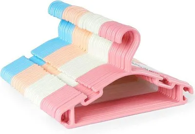 Image de Cinquante-huit cintres pour enfants en plastique antidérapants