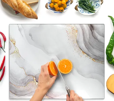 Image de Planche à découper en verre, 50 × 40 cm – Planche à découper hygiénique en verre trempé – Résistante à la chaleur, aux rayures et antidérapante – Planche de cuisine – Blanc et or