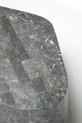 Immagine prodotto di Tavolino Trapezio in Pietra Fossile Gray Stone con Struttura in Compensato Marino - Design Moderno ed Elegante Dimensioni 100x52 cm