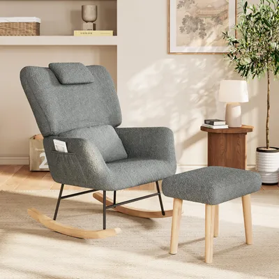 Imagen del producto de Sillón mecedora REMZETTA con reposapiés, sillón mecedora de tela tipo "teddy" en color gris, silla de lactancia con respaldo alto, almohadillas para la cabeza y la zona lumbar, bolsillo lateral y estructura de madera