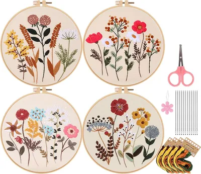 Produktbild von Stickset für Anfänger mit 4 Blumenmotiven, Garn, Stickrahmen, Werkzeugen und Anleitung – komplettes Starterset.