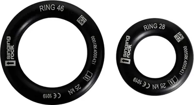Zwei schwarze Aluminiumringe von singing rock; einer mit der Bezeichnung "RING 46" und der andere "RING 28"; für Arbeitssicherheit.