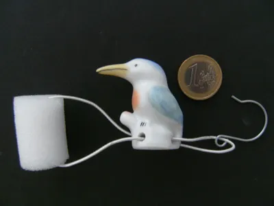 Produktbild von Porzellan Tropfenfänger Eisvogel, handbemalt für Kaffee- o. Teekannen, Figur Tier Vogel