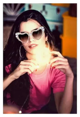 Produktbild von Herz Sonnenbrille mit Strass für Damen, Vintage Herzform Sonnenbrille für Hochzeiten und Partys mit UV-Schutz