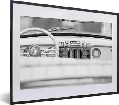 Produktbild von MuchoWow® Gerahmtes Poster Interieur eines Oldtimers - schwarz und weiß 40x30 cm - Poster mit Schwarzem Bilderrahmen Wandposter Rahmen Foto Bilder - Bilderrahmen - Poster im Rahmen