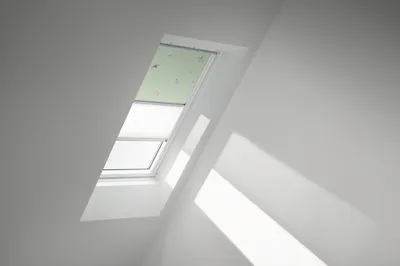 Produktbild von VELUX Vorteils-Set Verdunkelungsrollo Kids Grüne Sterne und Faltstore Plissee weiß manuell Rahmen weiß DFD M04 4661SWL