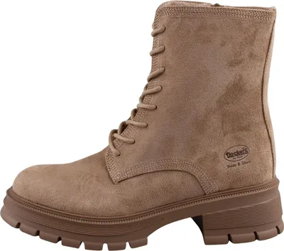 Auf dem Bild ist ein beigefarbener Stiefel zu sehen der von der Außenseite präsentiert wird. Der Stiefel hat eine hohe Form und eine leicht strukturierte Oberfläche.