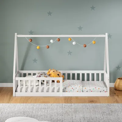 Produktbild von Hausbett NICOLAS 90 x 200 cm weiß - bodentiefes Kinderbett inkl. beidseitigem Rausfallschutz, Montessori Bett aus Massivholz