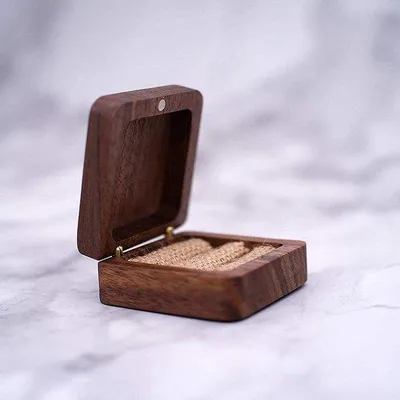 Produktbild von Famanu Ringbox aus Holz - Hochzeitsantrag - Schmuckkästchen - Walnuss Holz