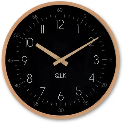 Productafbeelding van QLK Wandklok zwart. Modern design met houten frame en wijzers, diameter 31 cm (zwart)