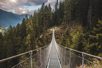 Produktbild von Muralo Fototapete Natur 405 (B) x 270 (H) cm Vlies Tapete Wandtapeten Gebirge Himmel Hängebrücke Bäume Wohnzimmer Schlafzimmer moderne Wandbilder XXL Landschaft Panorama Wand Dekoration